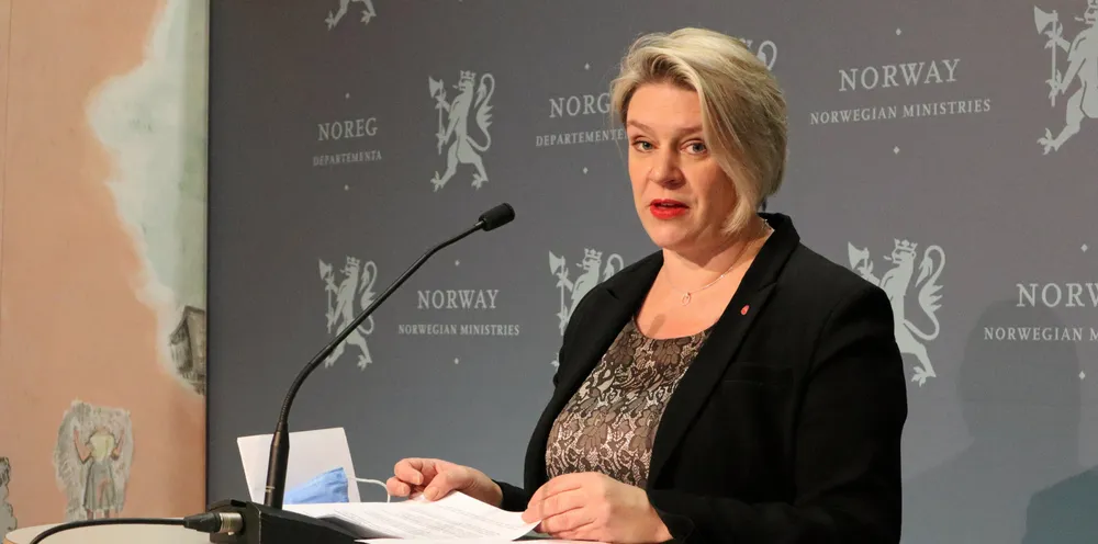 – Det er partene selv som i utgangspunktet er ansvarlige for å finne en løsning i slike saker. Men når konflikten kan medføre så store samfunnsmessige konsekvenser for hele Europa, har jeg ikke annet valg enn å gripe inn, sier arbeidsminister Marte Mjøs Persen (Ap) Her er Mjøs Persen avbildet ved en tidligere anledning.