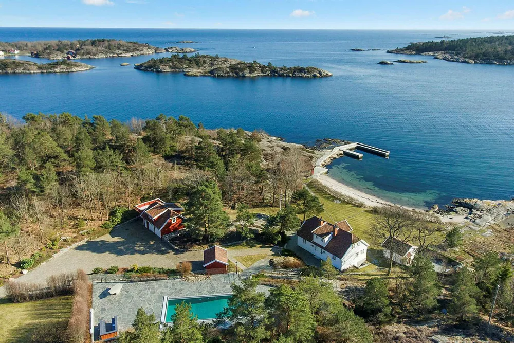 Dette er Vragviga utenfor Grimstad som kraftmegleren Einar Aas kjøpte av shippingarvingen Andreas Ove Ugland for 30 millioner kroner i 2015. Tidligere i vår ble den solgt for 32 millioner.