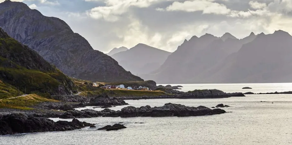 Nexans skal sørge for å få på plass en ny høyspent undersjøisk strømforbindelse som krysser Hadselfjorden i Nordland.