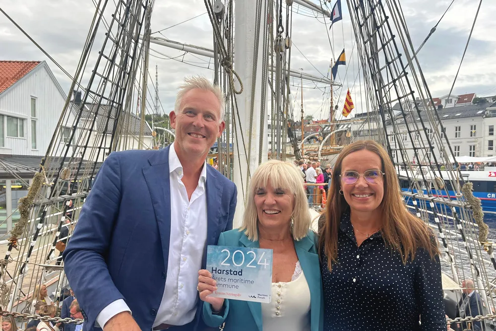 Kommunaldirektør Børge Tofte sammen med Harstad-ordfører Kari-Anne Opsal og fiskeri- og havminister Marianne Sivertsen Næss da Harstad ble utnevnt til Årets Maritime kommune i fjor. Hvem blir det i år?