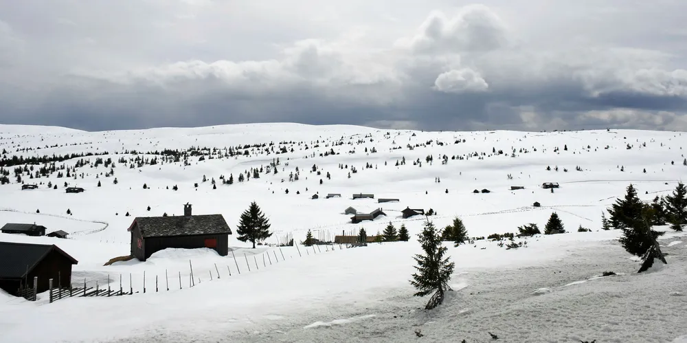 MYE SNØ: I fjellene rundt Gudbrandsdalslågen ligger det fortsatt godt med snø. Ved Hunderfossen kraftverk er man forberedt på en stor vårflom.