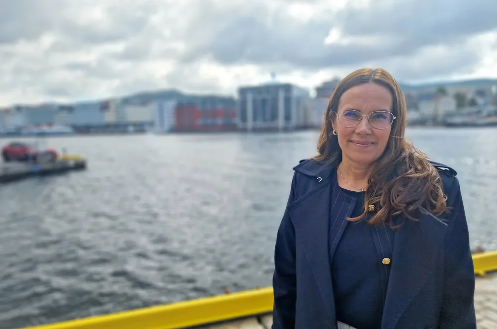 Fiskeri- og havminister Marianne Sivertsen Næss (Ap) besøkte Bergen 10. juni. Hun talte under HIs Havtale og besøkte Sildesalgslaget. Hennes avbildet utenfor Fiskeribladets kontorer.