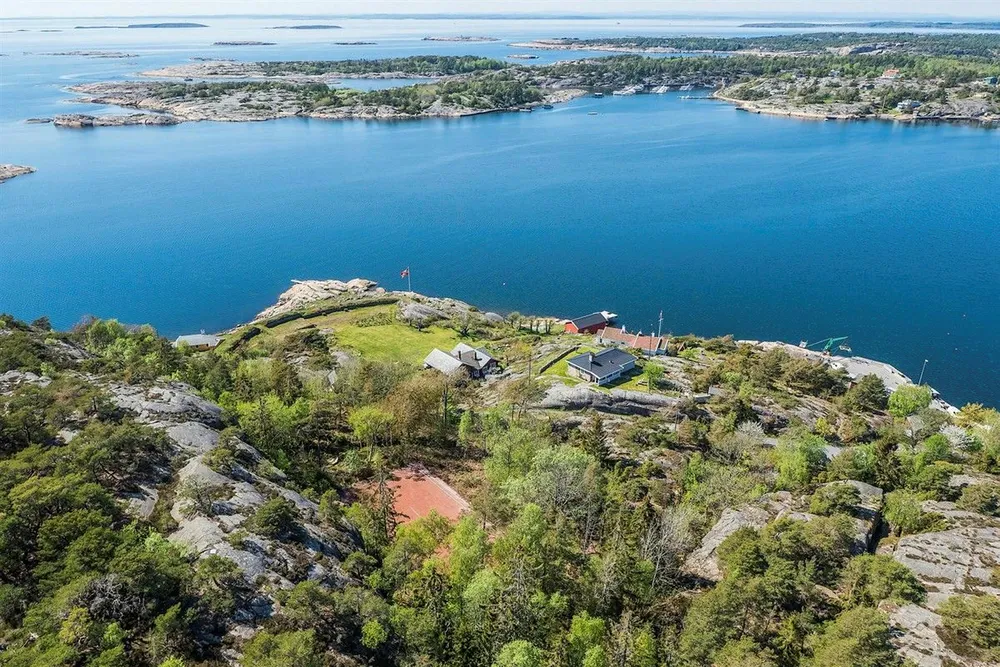 Jacob Stolt-Nielsen sikret seg Slevik Skanse på Onsøy utenfor Fredrikstad for 48 millioner kroner i fjor. Eiendommen er utstyrt med blant annet tennisbane og dypvannsbrygge Foto: Zovenfra/Privatmegleren