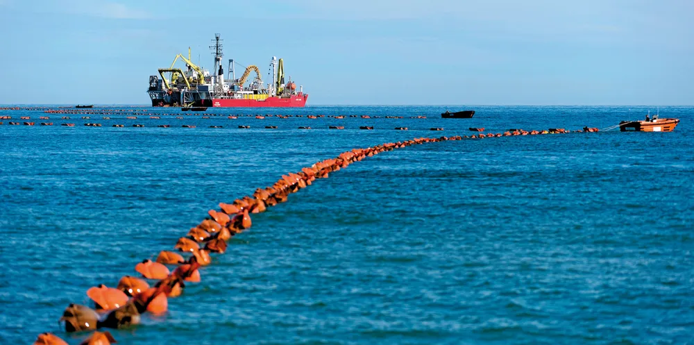 Her er kabelskipet "Skagerrak" i gang med å legge sjøkabel imellom Norge og Danmark.