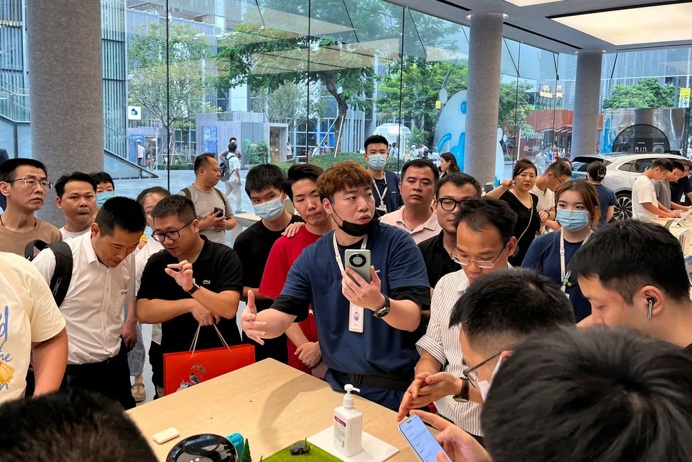 Det kinesiske teknologiselskapet Huawei lanserte smarttelefonmodellen Mate 60 i Shenzhen i forrige uke. Telefonen skal være den første som ikke benytter teknologi eller patenter kontrollert av USA eller amerikanske selskaper.