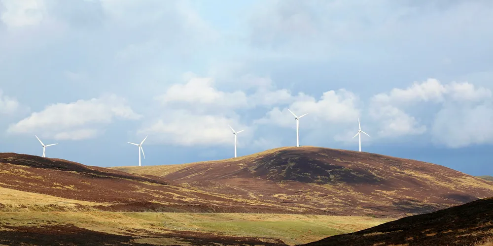 Vindkraftkabel. Det planlegges mye vindkraft på Shetland. Burradale-parken (bildet) er allerede bygget ut. Nå planlegges en kabel til Norge for å få kraften videre til kontinentet. Foto: Paul Riddell