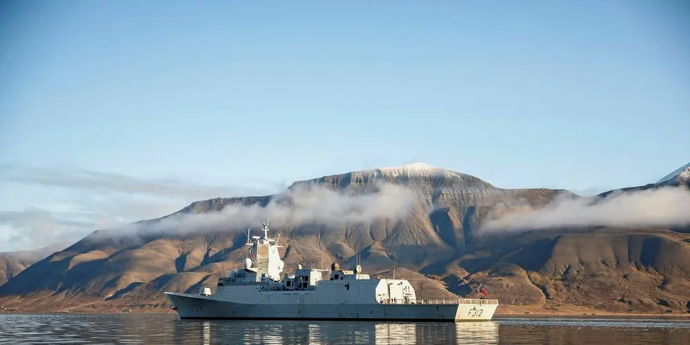 «Otto Sverdrup» i Adventfjorden utenfor Longyearbyen tidligere denne uken. I helga ligger fregatten til kai i Tromsø. Foto: Oda Linnea Brekke Iden/Sjøforsvaret