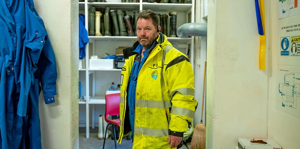 Det er pustet liv igjen i hvitfiskmottaket på Træna. Her daglig leder Per-Arne Ingebrigtsen.
