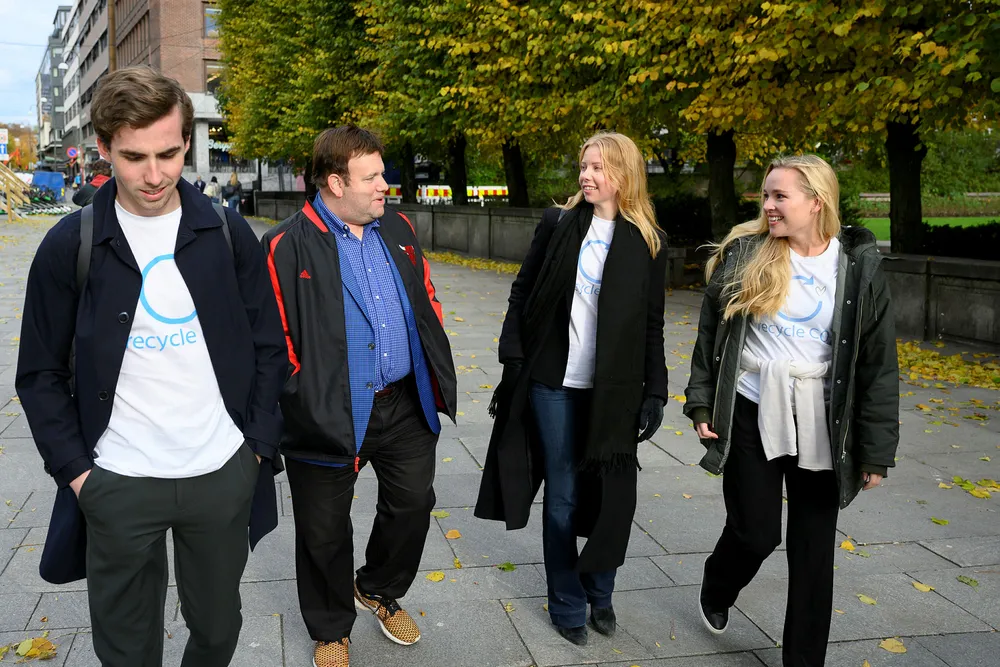 Frank Luntz likte BI-studentenes slagord «Recycle CO2» så godt at han avsto fra sitt vanlige honorar. Her er han samme med studentene Nicholas J. Boyd (fra venstre), Rebekka Hushovd og Pia Martine Ravndal Larsen.
