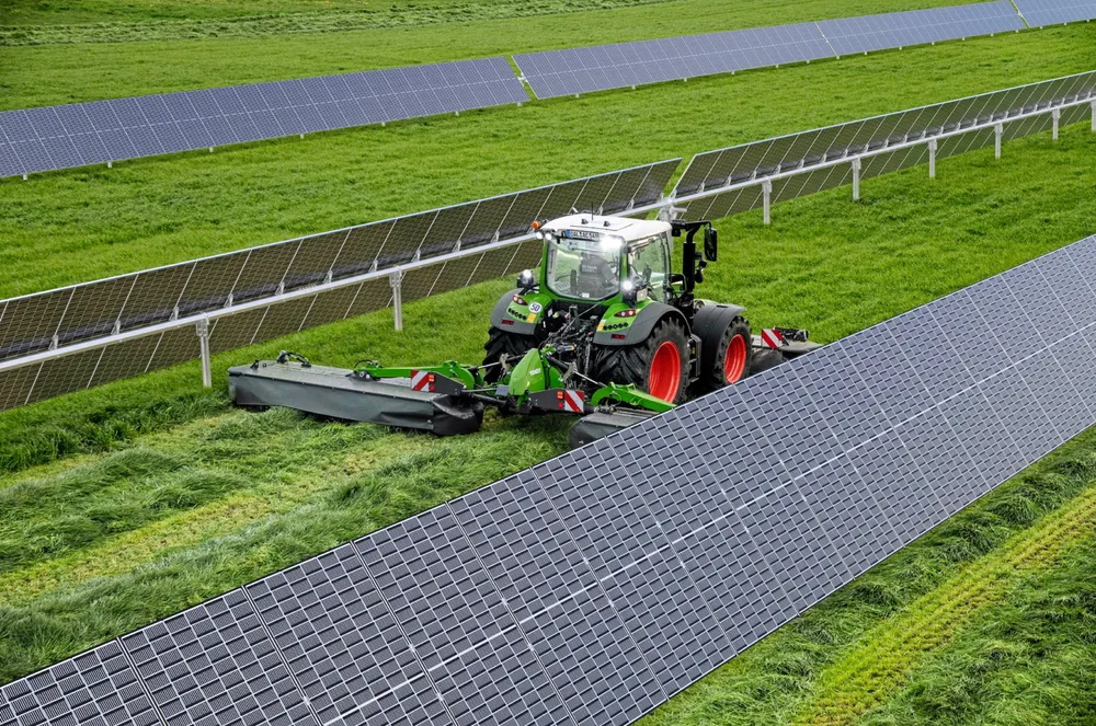 Såkalt agrivoltaisk solkraftverk betyr at kraftverket driftes side om side med landbruk – det kan være gressdyrking, beite eller matproduksjon.