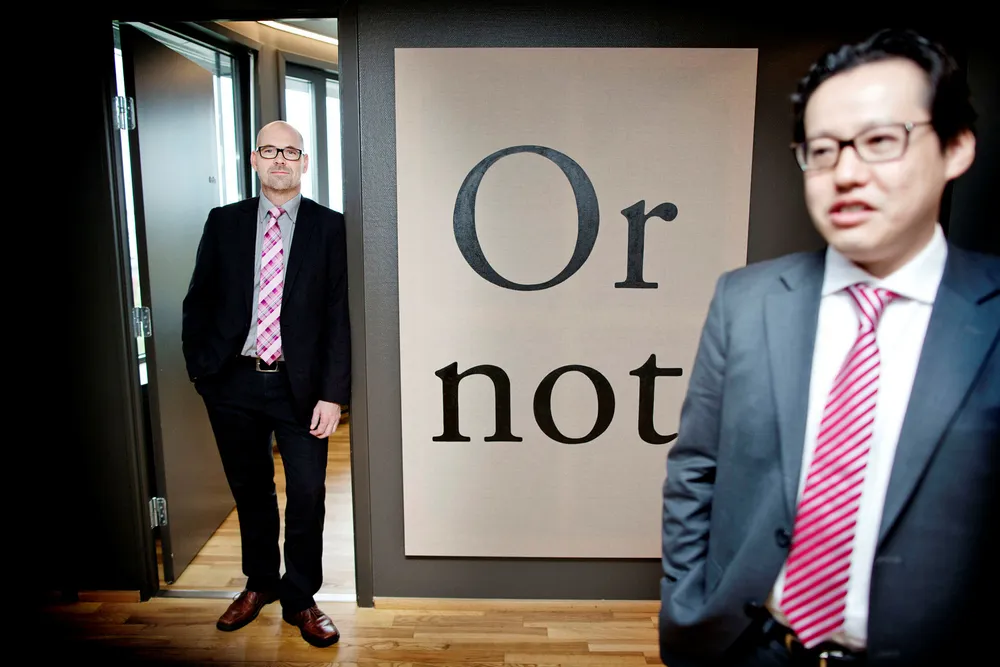 SEB-analytiker Sean Yokota (til høyre) tror Donald Trumps seier kan ha fått Kina til å rette øynene mot Europa. Her sammen med kollega Mats Olausson. Foto: Ida von Hanno Bast