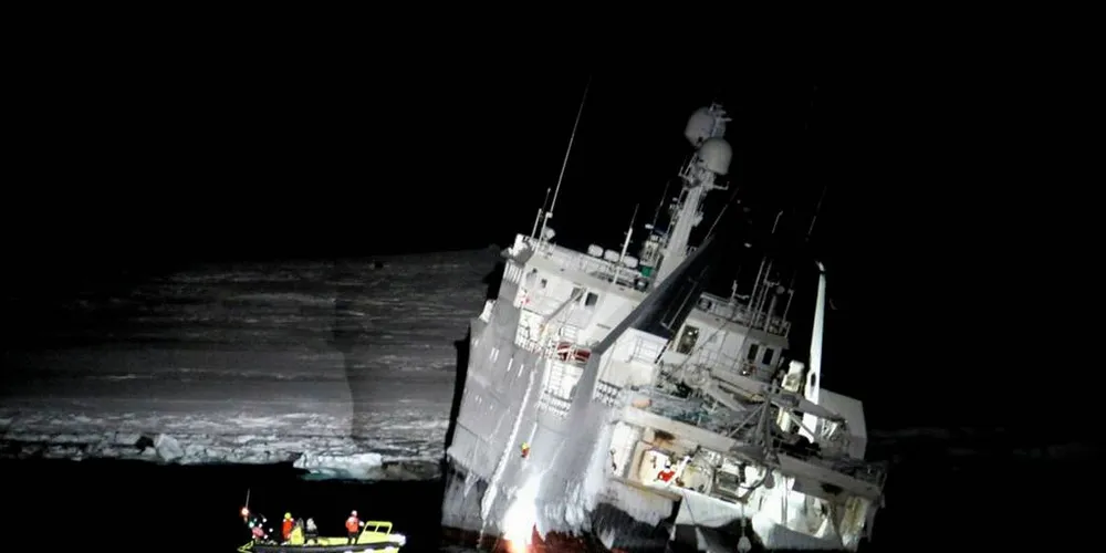 HAVARERT: «Northguider», havarert tråler med hjemmehavn i Austevoll, i Kinnvika på Nordaustlandet på Svalbard.Foto: KV «Svalbard»