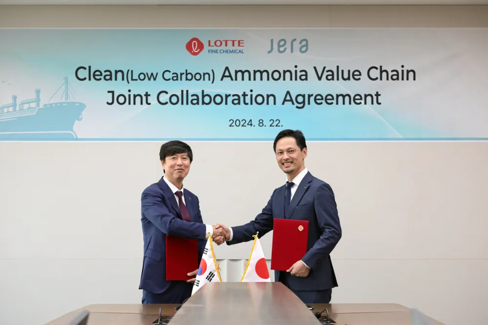 The signing ceremony between JERA and Lotte Fine Chemical.