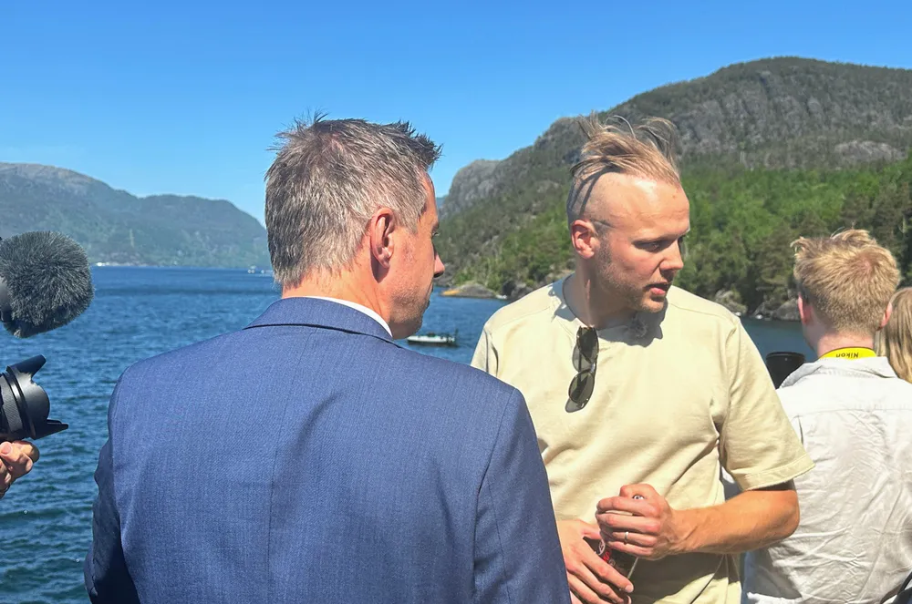 Sondre Eide sammen med statssekretær Even Sagebakken (Ap) da Eide Fjordbruk viste fram det lukkede konseptet Watermoon.