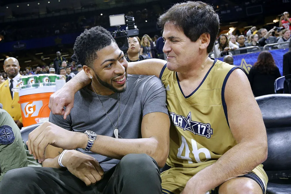Den amerikanske milliardæren Mark Cuban lever guttedrømmen. Han ble dollarmilliardær da han solgte et internettselskap til Yahoo, kjøpte seg et basketballteam og ble tv-stjerne med «Shark Tank». Nå vurderer han å utfordre president Donald Trump i 2020. Foto: Jonathan Bachman/Getty Images/AFP/NTB Scanpix