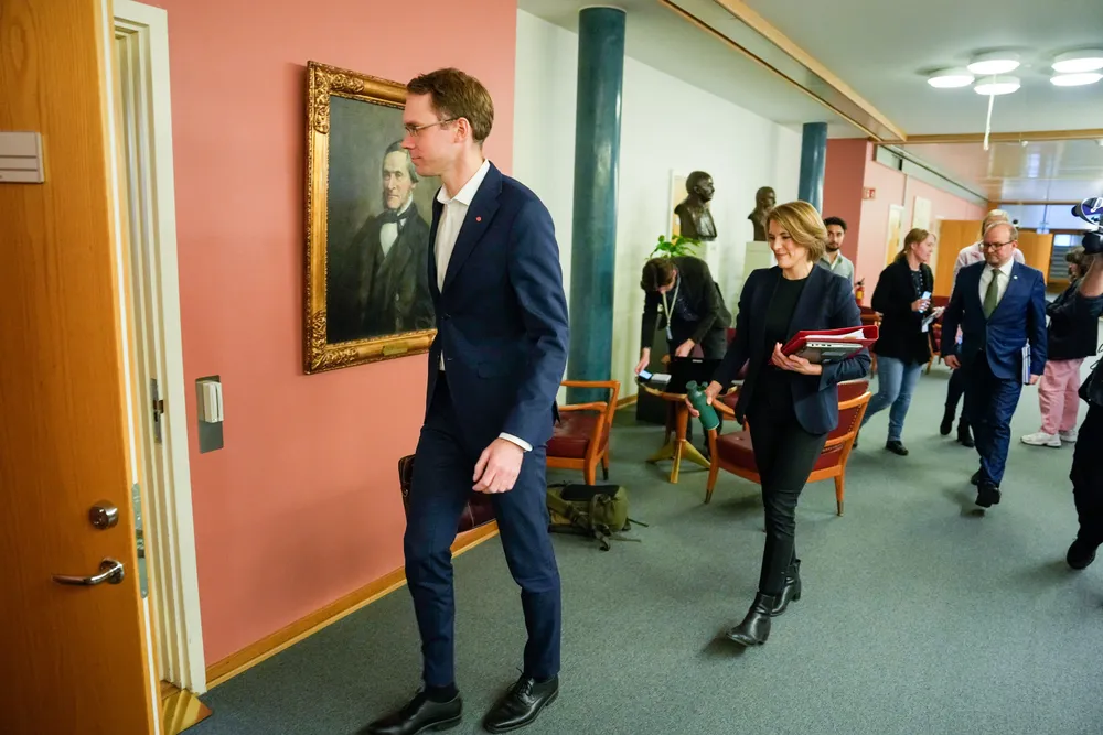 Eigil Knutsen (Ap), Kari Elisabeth Kaski (SV) og Ole André Myhrvold (Sp) på vei inn i forhandlingsrommet tidligere i høst. Snart kommer de ut og presenterer budsjettenigheten i Stortinget, sier kilder til DN.