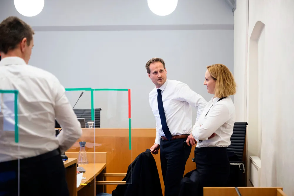 Aktor Esben Kyhring (midten) holdt tirsdag Økokrims innledningsforedrag i den såkalte Tjøme-saken der tre personer står tiltalt for grov korrupsjon i forbindelse med oppføring av hytter på Tjøme. Sammen med Maria Bache Dahl og Jon Atle Georgsen fra Økokrim.