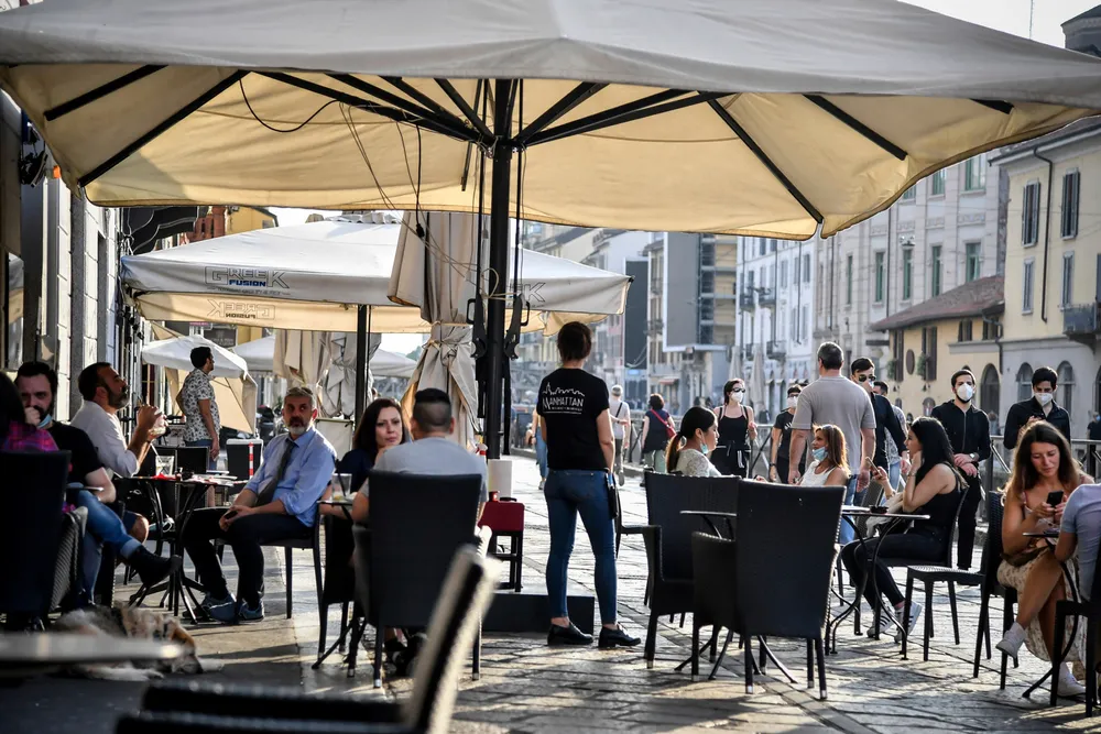 I Milano (bildet) var det inntil 2005 begrensninger på hvor tett restauranter kunne ligge, skriver Erlend Eide Bø.