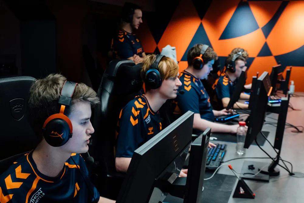 Klubben Apeks er blant de store innen e-sport. Klubben stiller med lagene Counter-Strike Elite, Counter-Strike Rebels, Fifa, Fortnite og PUBG.