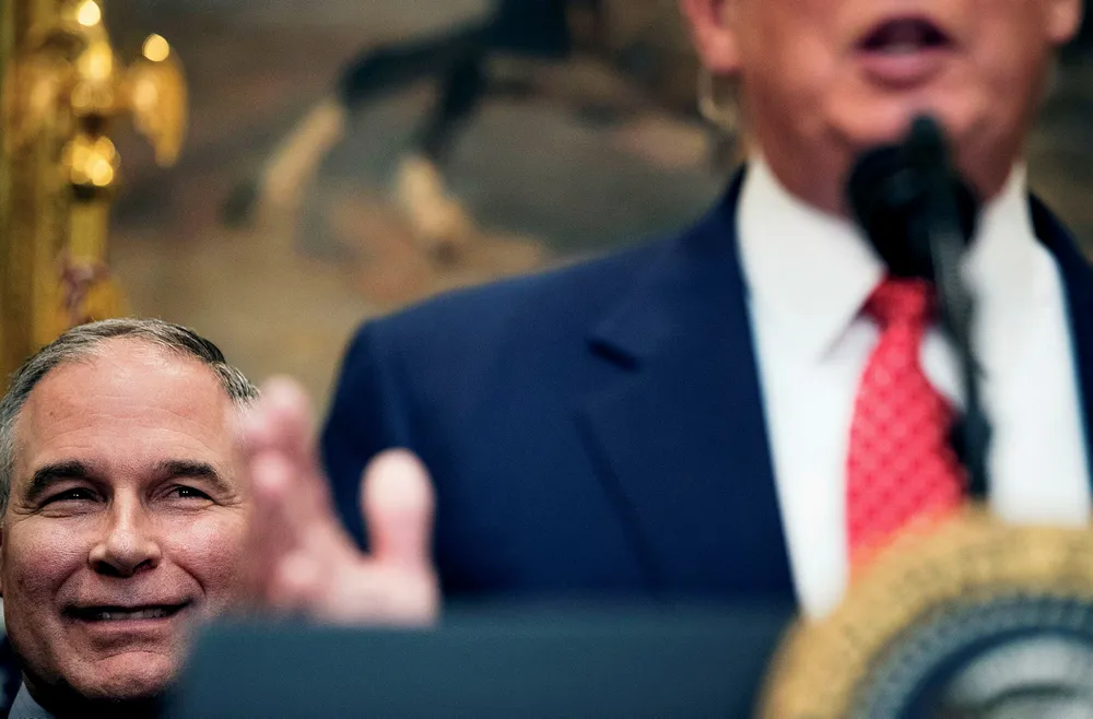 USAs president Donald Trump reverserer klimapolitikk som Barack Obama innførte. Til venstre er Scott Pruitt, som Trump har satt til å lede USAs Environmental Protection Agency. Foto: Andrew Harnik/AP/NTB Scanpix