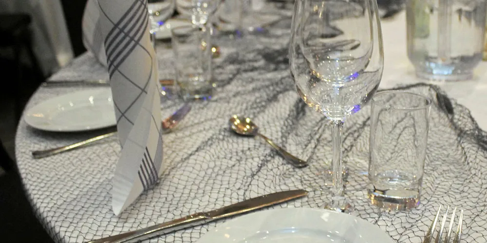 bord glass table restaurant hell19 food chef