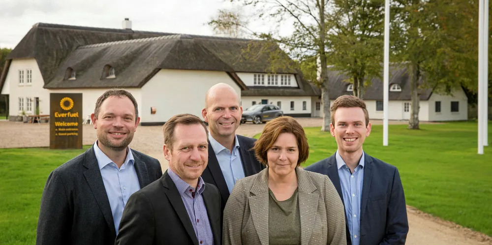 Everfuel-gründerne ved hovedkontoret Everfuel Farm i Danmark. Uffe Borup, Jacob Krogsgaard, Lars Jakobsen, Rikke Krogsgaard og Nicolaj Rasmussen.