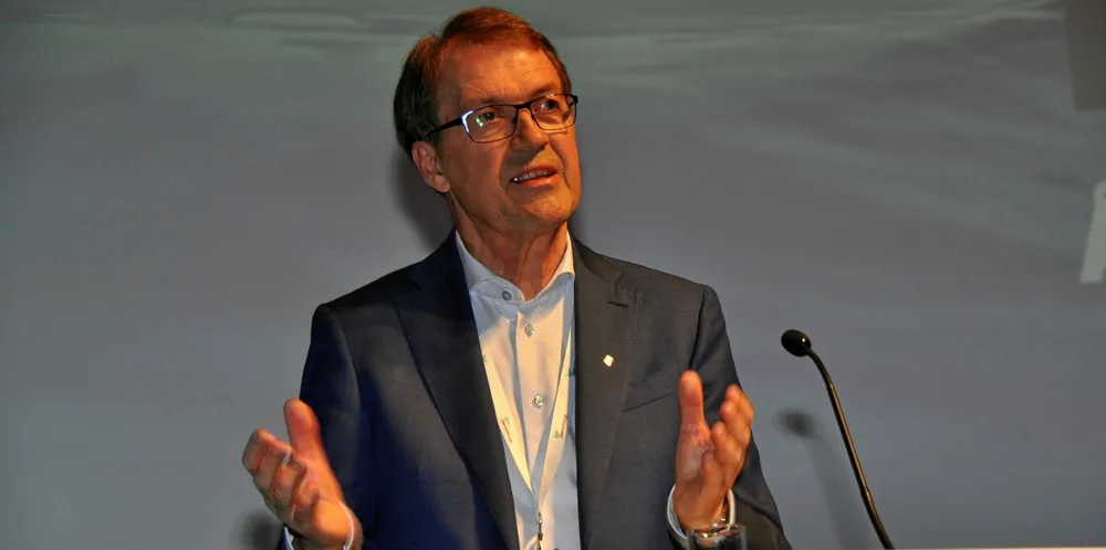 Tidligere fiskeriminister og Hydro-sjef Eivind Reiten mener oljeindustrien har en god, fornuftig og funksjonell skatteordning, og at sjømatnæringa bør lære av den.