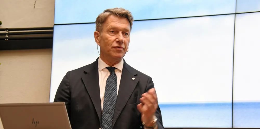 Regjeringen bevilger 100 ekstra millioner til strømsparingstiltak som å skifte eldre dører og vinduer, etterisolering, styringssystemer, varmepumper eller bytte av gammelt elektrisk utstyr, opplyser olje- og energiminister Terje Aasland (Ap).