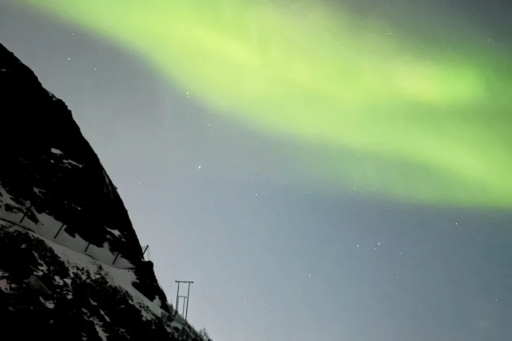 Sørøya i Finnmark og resten av NO4 kan glede seg over Europas billigste strøm tirsdag. Produsentene på sin side må registrere at de får svært lave inntekter fra kraftproduksjonen i morgen.