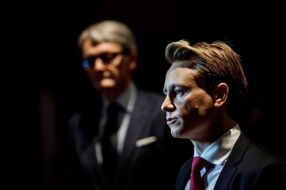Kristian Røkke, sønn av Kjell Inge Røkke, er sjef for Aker Horizons. I bakgrunnen står Aker-sjef Øyvind Eriksen.