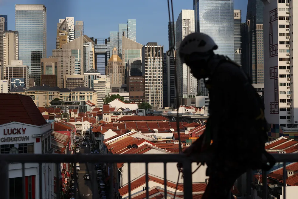 hovedindeksen på Singapore-børsen til et rekordhøyt nivå til over 4000 poeng onsdag morgen lokal tid. Singapore-markedet tilbyr en defensiv trygg havn midt i pågående geopolitisk usikkerhet, støttet av en stabil valuta, sjenerøs utbytteavkastning og stabile inntjeningsutsikter.