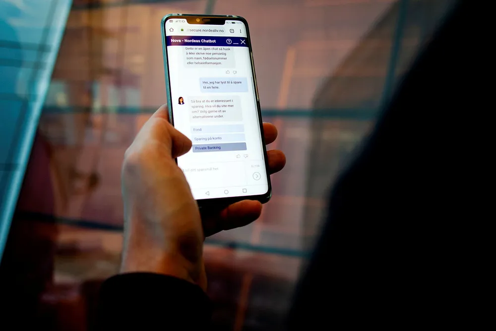 Bankene vil bruke kunstig intelligens og spareroboter til å gi kundene bedre råd – i dobbelt forstand. På bildet er Nordeas chatbot Nora, som kan svare på generelle henvendelser fra bankens kunder.