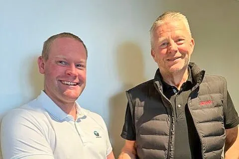 Fra venstre: Sveinung Haukebøe (Brønnbåt Nord) og Bent Kristoffersen fra Zewo Chemicals har signert kontrakt med hverandre.