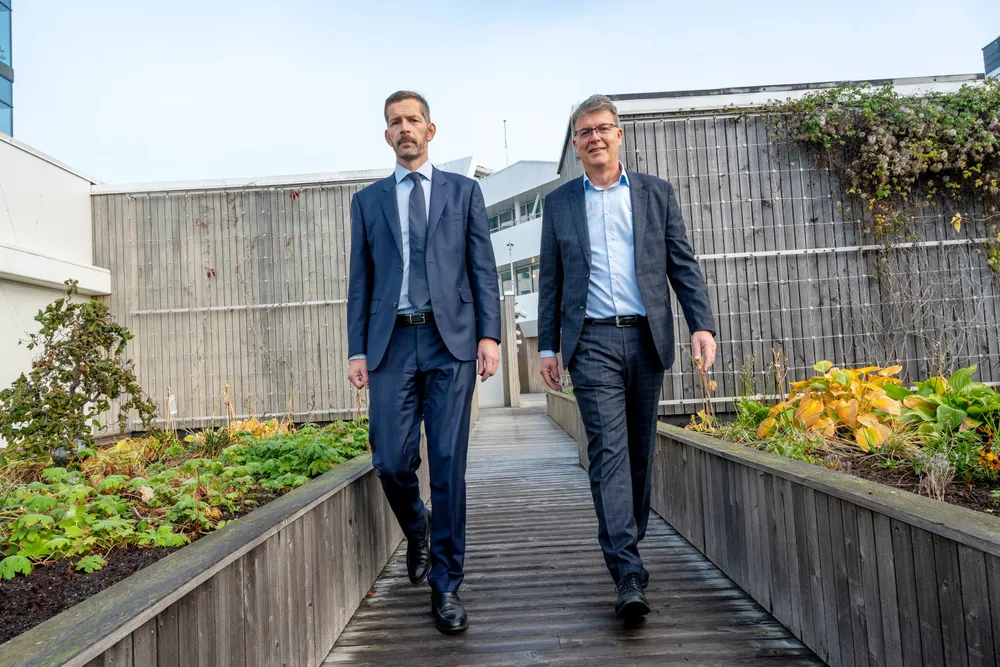 Kredittanalysesjef Thomas Eitzen i SEB (til venstre) og Deloitte-toppsjef Sjur Gaaseide.
