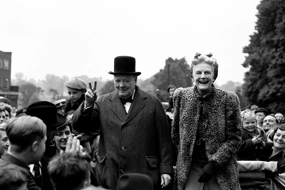 Storbritannias statsminister Winston Churchill og konen Clementine på valgkamp i 1945. Allerede i 1909 påpekte Churchill urimeligheten i høye private grunnrenter, som hos store jordeiere, skriver artikkelforfatteren.