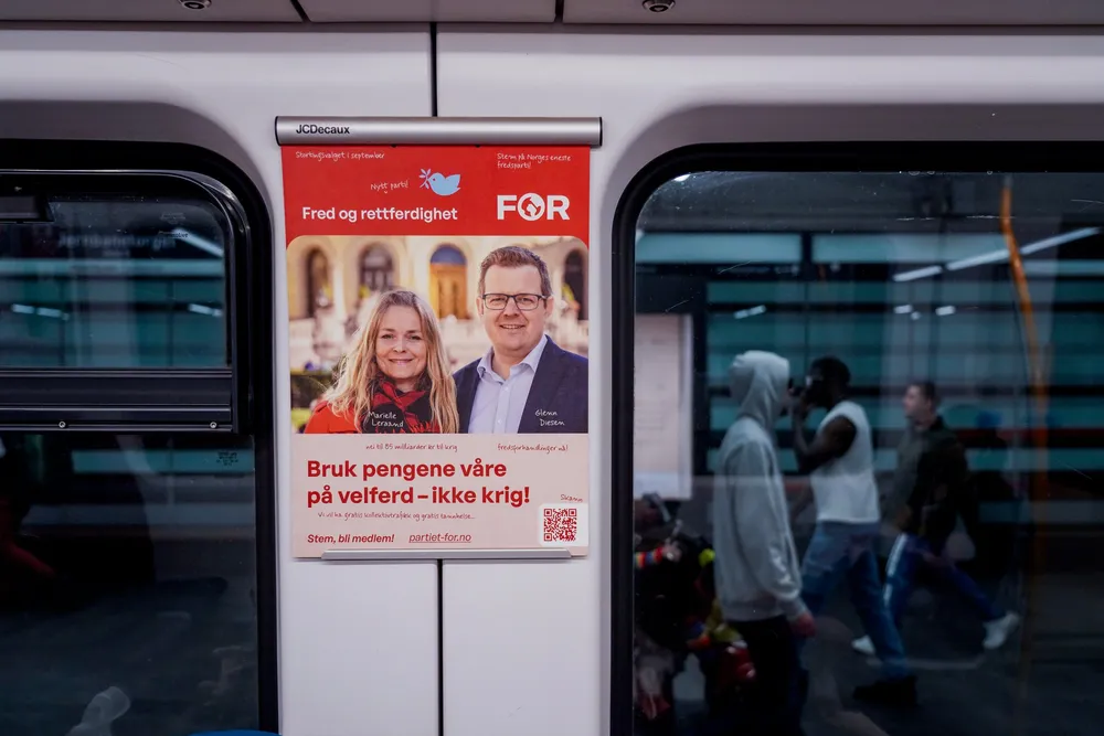Partiet Fred og rettferdighet har tapetsert t-banen i Oslo med politiske reklame mot finansiering av Ukrainas forsvarskamp.