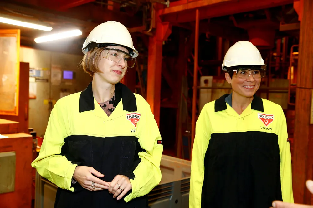 Statsrådene Iselin Nybø (V) og Ine Eriksen Søreide (H), her på bedriftsbesøk, forsøker å komme frem til en frihandelsavtale med Kina.