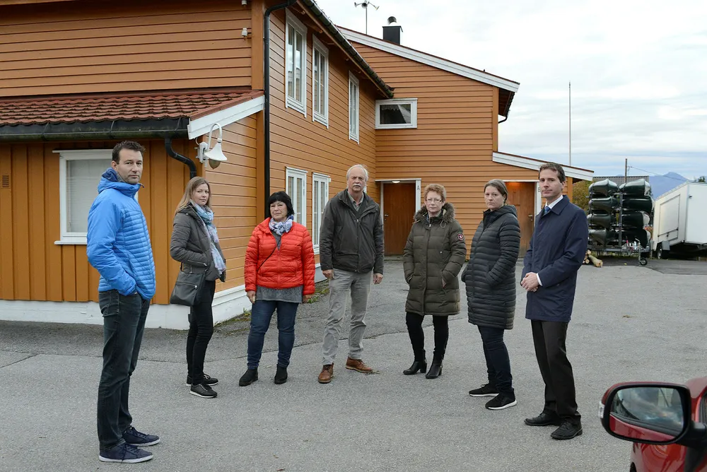 De seks saksøkte i samarbeidsutvalget utenfor tidligere Teoball barnehage. Fra venstre: Åge Vassdal, Hege Olsen, Audny Frostad, Arnt-Inge Sæter, Toril Y. Otterholm, Ann-Kristin Stormyr og advokat Erik Wold. Foto: Kjell Langmyren