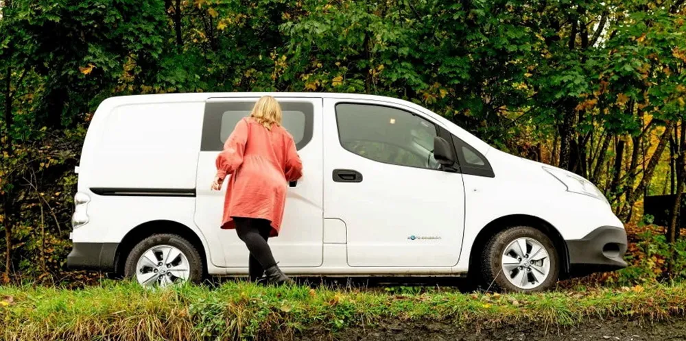 - Elvarebilordningen går så det griner, skriver Enova. Nå reduserer de støtten. Elvarebil.