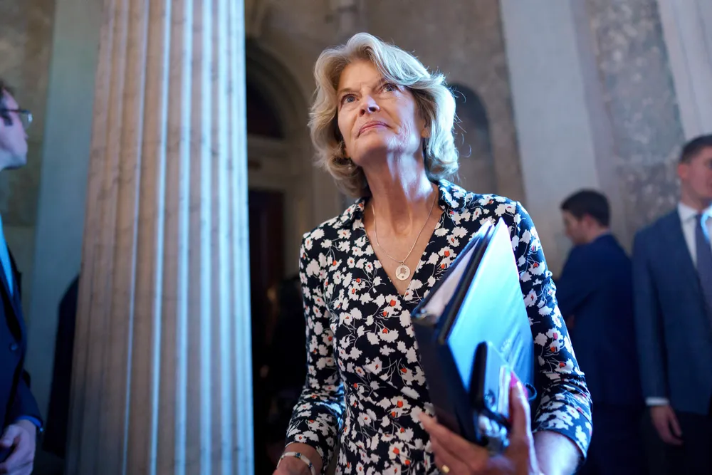 Det siste året har republikaneren Lisa Murkowski gjort seg upopulær blant partifeller i Kongressen for å gå ut mot tidligere president Donald Trump – og for å hjelpe en historisk økonomisk hjelpepakke i havn.