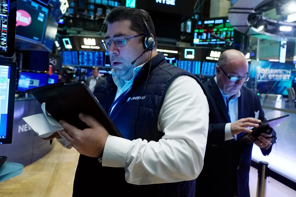 Trader Michael Capolino ute på parketten på New York Stock Exchange.