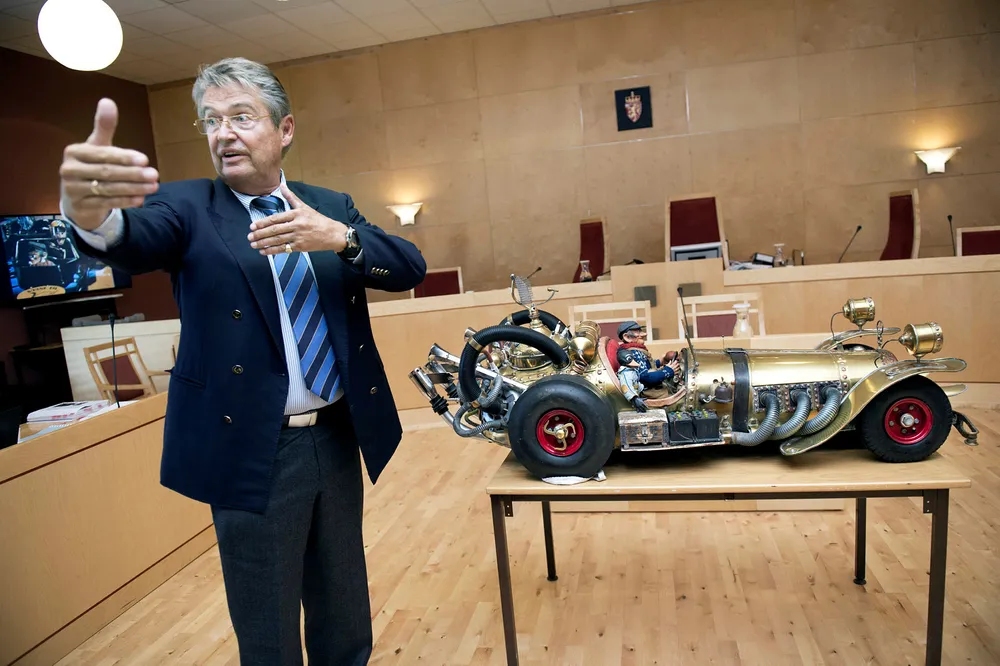 Remo Caprino fra rettssaken i tingretten i 2015. Her med en kopi av Il Tempo Gigante, kjent fra Flåklypa Grand Prix.