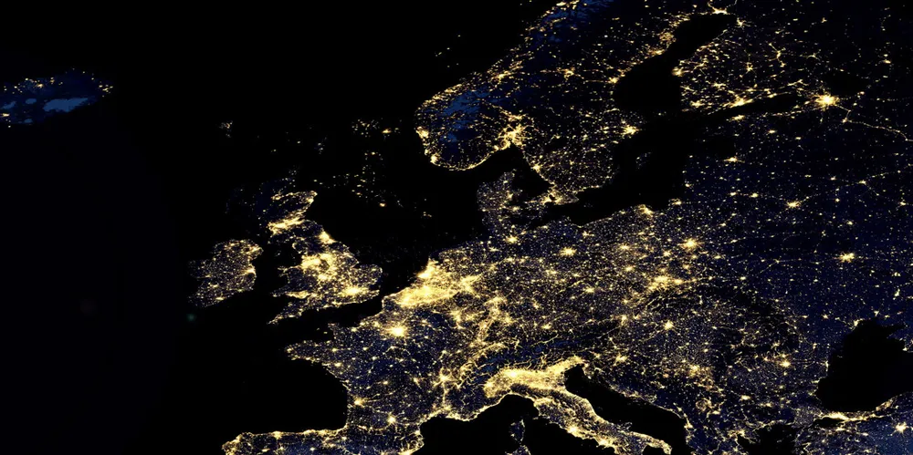 Produsentene holder igjen vannkraftproduksjonen om dagen. Det fører til mye import. Med fallende priser i Europa, importeres det prisnedgang til i morgen.