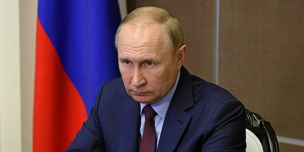 Russia already utilises a growing dark fleet for regular oil shipments to counter sanctions and ensure the continuation of oil revenues. Now it seems willing to take even more risks by expanding NSR shipments on non-ice-class tankers, says Poten.