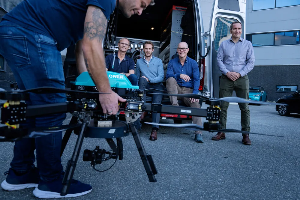 Store underskudd og oppkjøp tynger resultater og likviditet i droneselskapet Field. Styreleder Arild Austigard (fra venstre) og Cato Vevatne, toppsjef i selskapet, mener selskapet har kontroll. Tore Gjedebo (nummer to fra høyre) er styremedlem og investor i selskapet, og Jimmy Bostrøm (til høyre) er operasjonsdirektør KVS. I forgrunnen står Martinn Ringstrøm.