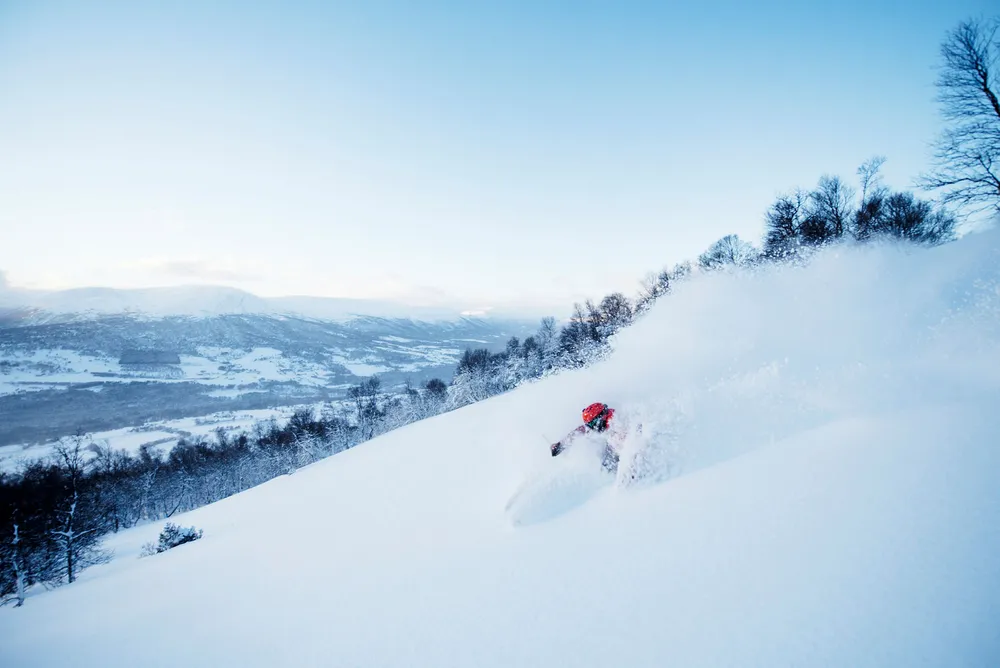 Onsdag morgen nøt Trygve Sande puddersnø mot kropp og ansikt i Oppdal Skisenter. Foto: Martin Innerdal Dalen