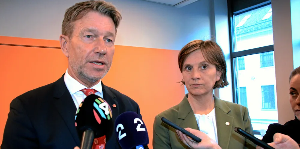 Energiminister Terje Aasland og barne- og familieminister Kjersti Toppe (Sp) deler på ansvaret om å regulere strømsalg. I november la de frem forslag til endringer i energiloven.
