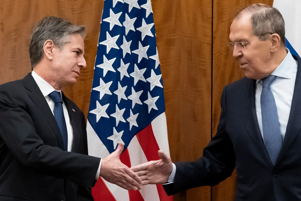 Utenriksministrene Antony Blinken og Sergej Lavrov har hatt en rekke møter, både fysisk som her i Genève 21. januar og på telefon.