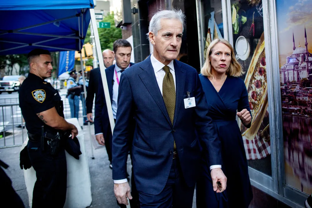 Slik så det ut i september 2022 da statsminister Jonas Gahr Støre og utenriksminister Anniken Huitfeldt gikk samlet fra hotellet på 48. gate til FN-bygningen under høynivåuken i FN. I oktober i år måtte Huitfeldt gå av. Nå jobbes det i kulissene for at hun returnere til USA.