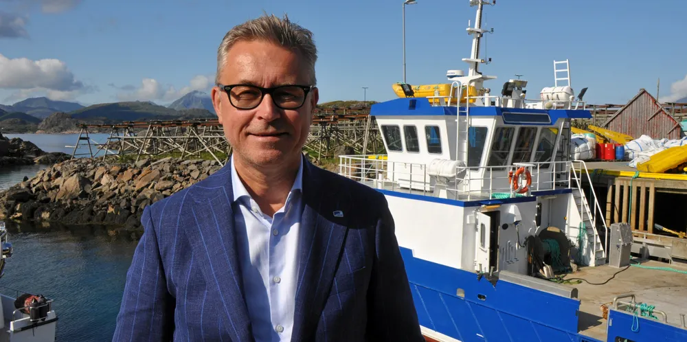 UTSETTER SANNSYNLIGVIS: Fiskeri- og sjømatminister Odd Emil Ingebrigtsen vurderer å avvente innføringen av et høgere omsetningskrav for å delta i kongekrabbefisket i Øst-Finnmark